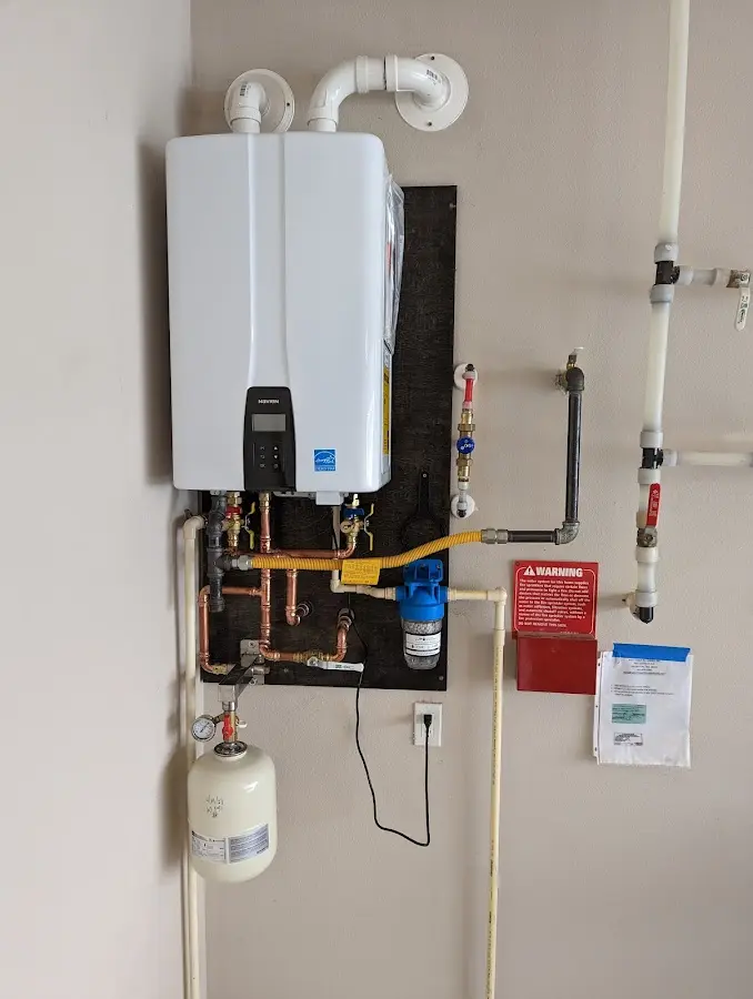 Professional plumber installing copper piping in a Veneta home